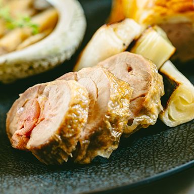 石黒農園ほろほろ鳥のロースト／曲がりネギのブレゼ 白バルサミコ仕立て